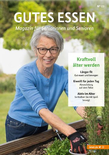 Seniorin im Freien beim Gärtnern