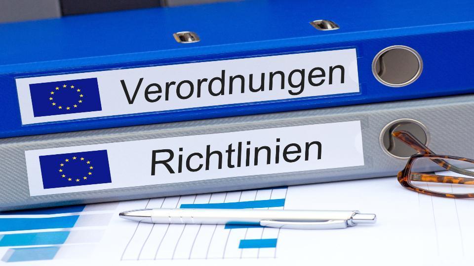 Zwei Aktenordner: auf einem steht das Wort Verordnungen, auf dem anderen das Wort Richtlinien