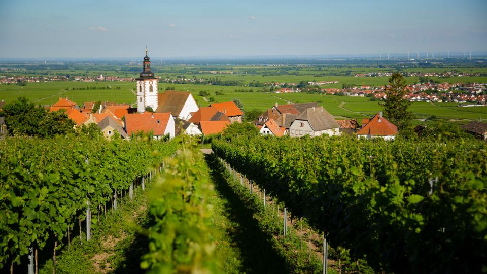 Der Blick auf ein Dorf und sein Umland