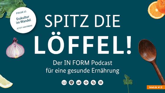 Blauer Hintergrund darauf Freisteller von Obst, Gemüse und einem Kochlöffel mit der Aufschrift "Spitz die Löffel! Der IN FORM-Podcast für eine gesunde Ernährung! Folge 12 – Esskultur im Wandel: Foodtrends und Ernährung der Zukunft