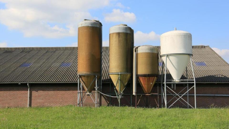 Vier Futtersilos auf einem Bauernhof