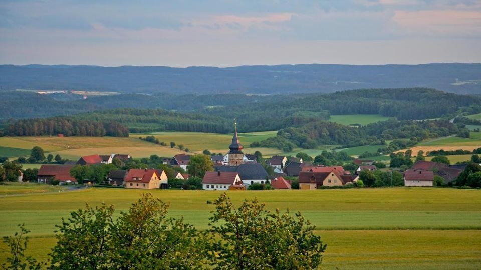 Dorf mit viel Landschaft